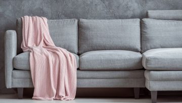Πώς να Μεταμορφώσετε τον Γκρι Καναπέ σας: Ιδέες για Μια Φρέσκια Εμφάνιση