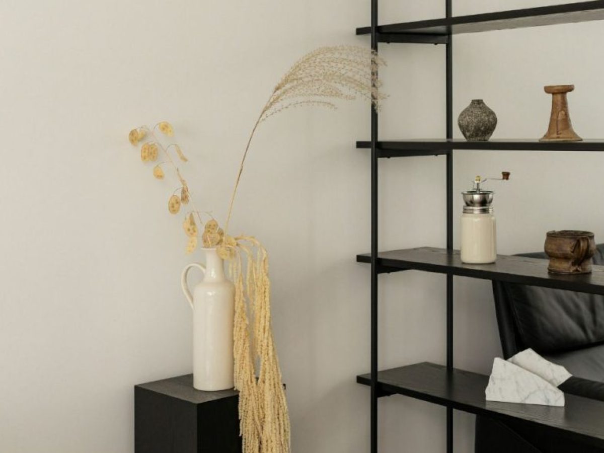 5 Ιδέες με Ράφια και Ραφιέρες που Μεταμορφώνουν Έναν Απλό Τοίχο σε Διακοσμητικό Σημείο