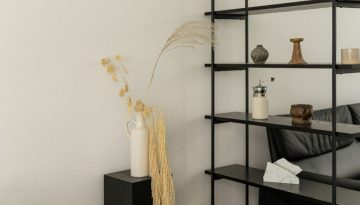 5 Ιδέες με Ράφια και Ραφιέρες που Μεταμορφώνουν Έναν Απλό Τοίχο σε Διακοσμητικό Σημείο