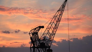 EL – Όταν μιλά το χρήμα, σηκώνει κι αμάξια στον αέρα… (Vid)